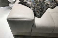 Polsterecke-Relaxsofa-Detail-Armlehne-Leder-grau-TM-Wohnwiese-IMG_4345