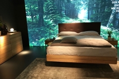 Bett Float in Eiche mit Lederkopfhaupt
