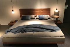 Bett Riletto in Nussbaum mit Lederseiten
