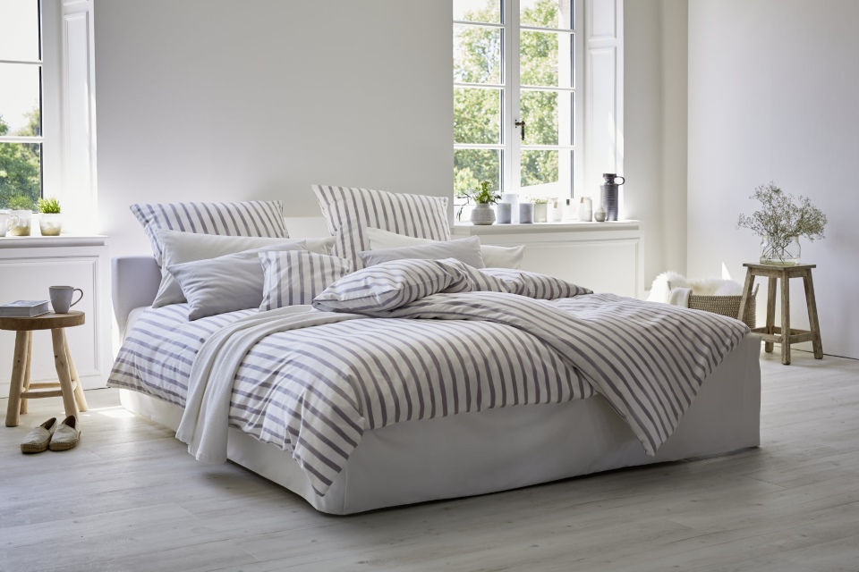 Doppelbett mit Satin-BioBettwäsche Aquarell gestreift natuweiß und grau.
