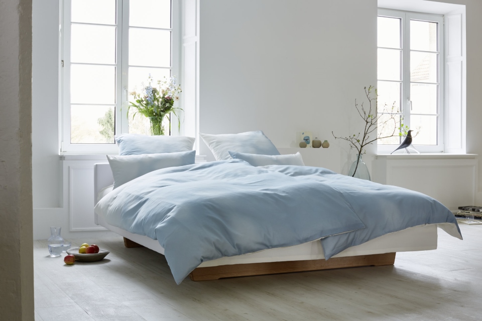Bett mit Baumwoll-Satin Biobettwäsche in Schmerrlingsflügelblau