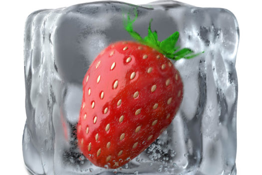 Erdbeere im Eiswürfel