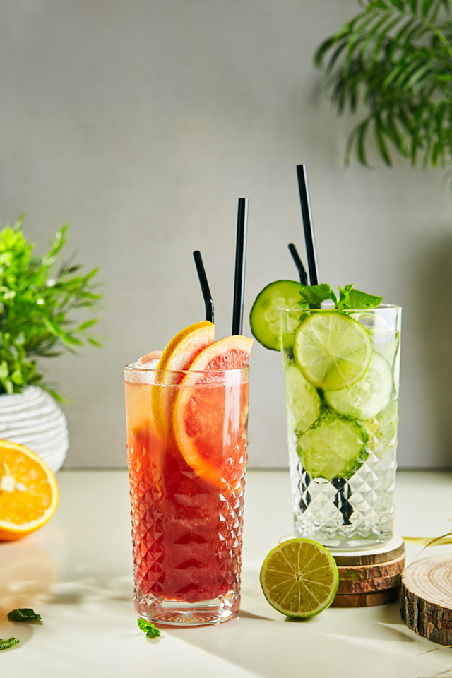 Kühler Sommerdrink mit Früchten.