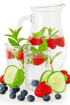 Wasser mit Kräutern und Früchten