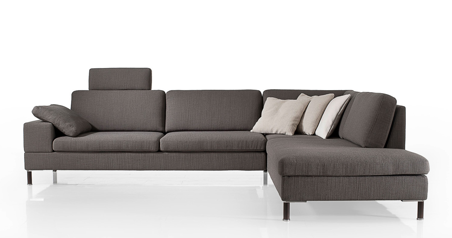 System/m als ruhige Eckformation mit festerem Sitz. Die abgesenkte Armlehne macht das Anstellsofa zum Tagesbett. Die Seitenlehne der Recamiere lässt sich verschieben.