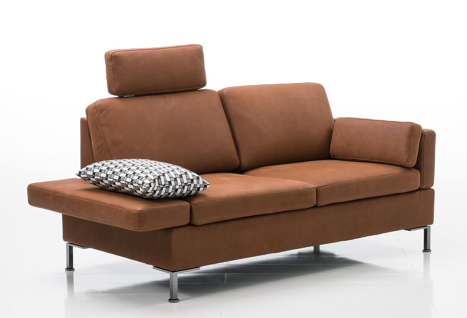 System/o klassisch: Kopfstützen zum Einstecken, nicht fest verbaut. Sitztiefe 55 oder 63 cm. Den Sitz gibt es fest, leger-weich oder fest mit Federkern.
